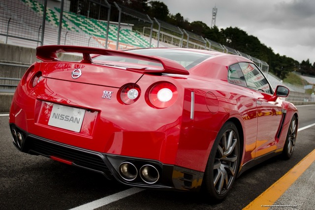 2013-nissan-gt-r-82.jpg