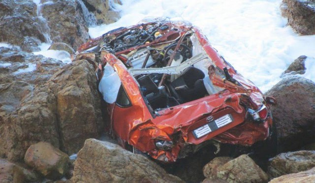 car-crash-cliff-fatal-cape-town-gordons-bay-south-africa-toyota-gt-86-640x373.jpg