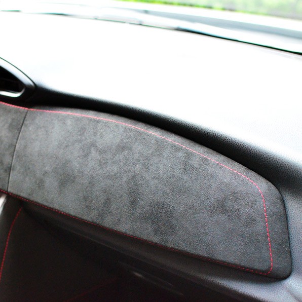 Alcantara 中控儀表板裝飾