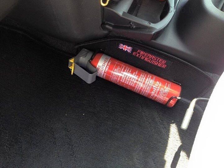 <出賣新品>車用滅火器 Firemaster Extinguisher+地毯式掛架